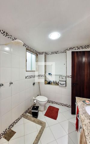 Casa à venda com 300m², 3 quartos e 4 vagas Casa à venda com 300m², 3 quartos e 4 vagasBanheiro da Suíte 2