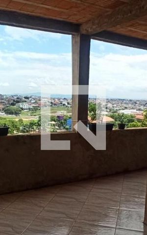 Casa à venda com 160m², 4 quartos e 6 vagas Casa à venda com 160m², 4 quartos e 6 vagasSacada