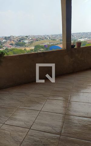 Casa à venda com 160m², 4 quartos e 6 vagas Casa à venda com 160m², 4 quartos e 6 vagasSacada