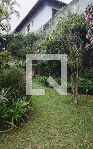 Casa à venda com 600m², 4 quartos e 3 vagas Casa à venda com 600m², 4 quartos e 3 vagasÁrea externa