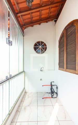 Casa à venda com 147m², 2 quartos e 2 vagas Casa à venda com 147m², 2 quartos e 2 vagasEdícula