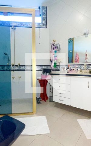 Casa à venda com 372m², 4 quartos e 6 vagas Casa à venda com 372m², 4 quartos e 6 vagasBanheiro da Suíte 2