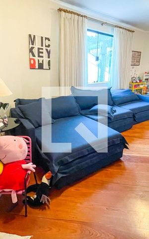 Casa à venda com 372m², 4 quartos e 6 vagas Casa à venda com 372m², 4 quartos e 6 vagasBrinquedoteca