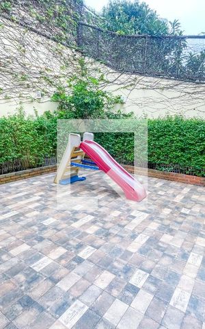 Casa à venda com 372m², 4 quartos e 6 vagas Casa à venda com 372m², 4 quartos e 6 vagasPlayground