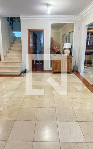 Casa à venda com 372m², 4 quartos e 6 vagas Casa à venda com 372m², 4 quartos e 6 vagasEntrada