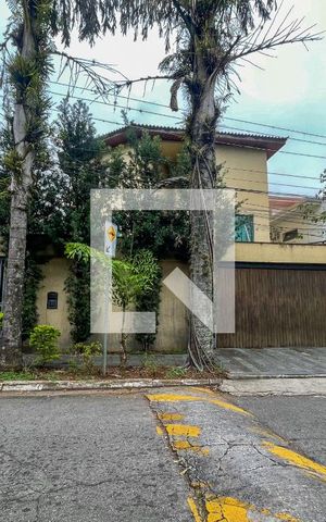Casa à venda com 372m², 4 quartos e 6 vagas Casa à venda com 372m², 4 quartos e 6 vagasFachada