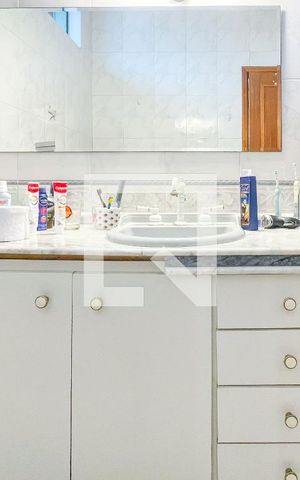 Casa à venda com 372m², 4 quartos e 6 vagas Casa à venda com 372m², 4 quartos e 6 vagasBanheiro da Suíte 1