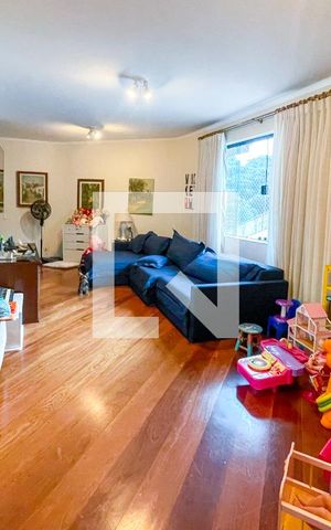 Casa à venda com 372m², 4 quartos e 6 vagas Casa à venda com 372m², 4 quartos e 6 vagasBrinquedoteca