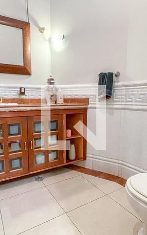 Casa à venda com 372m², 4 quartos e 6 vagas Casa à venda com 372m², 4 quartos e 6 vagasLavabo