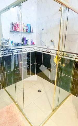 Casa à venda com 372m², 4 quartos e 6 vagas Casa à venda com 372m², 4 quartos e 6 vagasBanheiro da Suíte 4