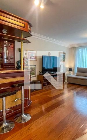 Casa à venda com 372m², 4 quartos e 6 vagas Casa à venda com 372m², 4 quartos e 6 vagasSala de TV