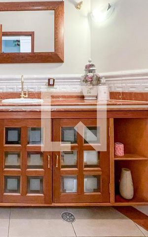 Casa à venda com 372m², 4 quartos e 6 vagas Casa à venda com 372m², 4 quartos e 6 vagasLavabo