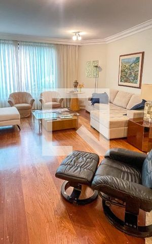 Casa à venda com 372m², 4 quartos e 6 vagas Casa à venda com 372m², 4 quartos e 6 vagasSala