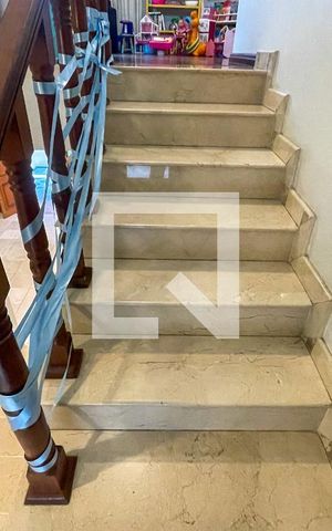 Casa à venda com 372m², 4 quartos e 6 vagas Casa à venda com 372m², 4 quartos e 6 vagasEscada