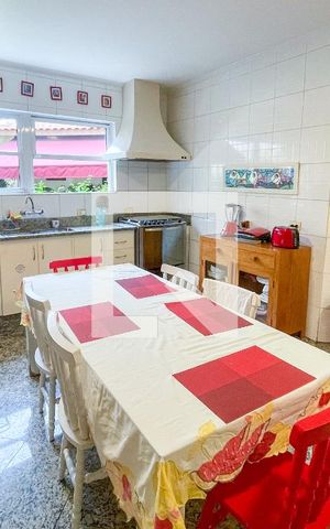 Casa à venda com 372m², 4 quartos e 6 vagas Casa à venda com 372m², 4 quartos e 6 vagasCozinha