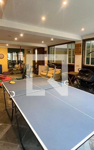 Casa à venda com 372m², 4 quartos e 6 vagas Casa à venda com 372m², 4 quartos e 6 vagasAcademia