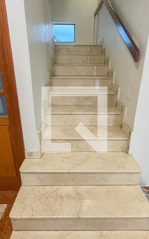 Casa à venda com 372m², 4 quartos e 6 vagas Casa à venda com 372m², 4 quartos e 6 vagasEscada