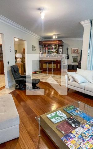 Casa à venda com 372m², 4 quartos e 6 vagas Casa à venda com 372m², 4 quartos e 6 vagasSala