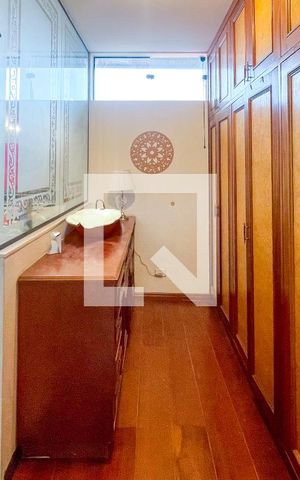 Casa à venda com 372m², 4 quartos e 6 vagas Casa à venda com 372m², 4 quartos e 6 vagasCloset da suíte