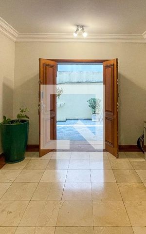 Casa à venda com 372m², 4 quartos e 6 vagas Casa à venda com 372m², 4 quartos e 6 vagasEntrada