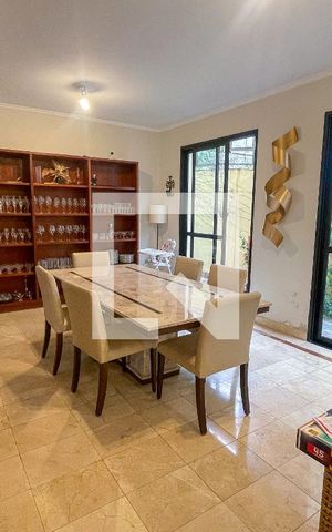 Casa à venda com 372m², 4 quartos e 6 vagas Casa à venda com 372m², 4 quartos e 6 vagasSala de Jantar