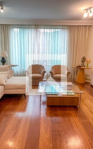 Casa à venda com 372m², 4 quartos e 6 vagas Casa à venda com 372m², 4 quartos e 6 vagasSala