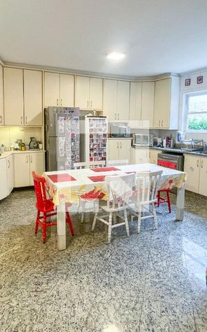 Casa à venda com 372m², 4 quartos e 6 vagas Casa à venda com 372m², 4 quartos e 6 vagasCozinha