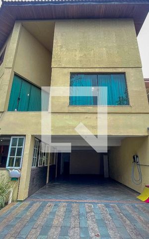 Casa à venda com 372m², 4 quartos e 6 vagas Casa à venda com 372m², 4 quartos e 6 vagasFachada