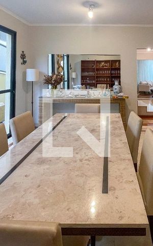 Casa à venda com 372m², 4 quartos e 6 vagas Casa à venda com 372m², 4 quartos e 6 vagasSala de Jantar