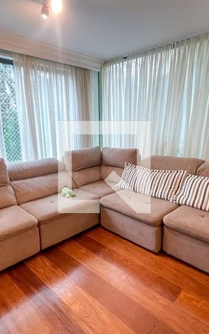 Casa à venda com 372m², 4 quartos e 6 vagas Casa à venda com 372m², 4 quartos e 6 vagasSala de TV