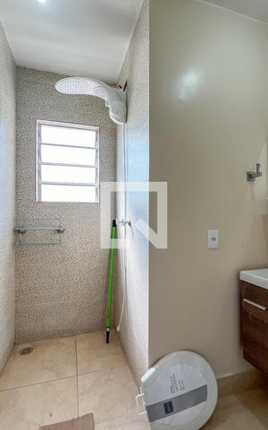 Casa à venda com 167m², 3 quartos e 2 vagas Casa à venda com 167m², 3 quartos e 2 vagasBanheiro Corredor