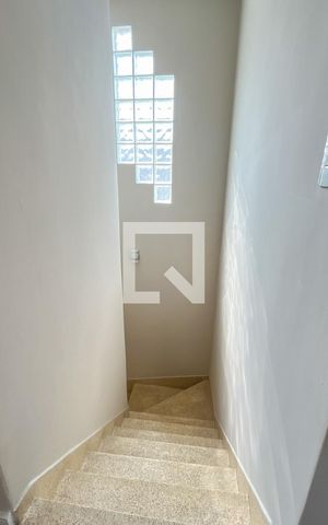 Casa à venda com 167m², 3 quartos e 2 vagas Casa à venda com 167m², 3 quartos e 2 vagasEscadas