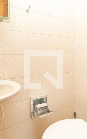 Casa à venda com 200m², 3 quartos e 2 vagas Casa à venda com 200m², 3 quartos e 2 vagasBanheiro de Serviço