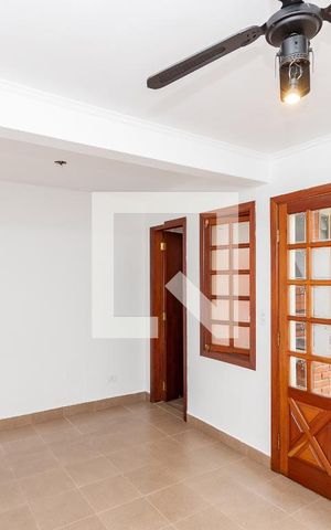 Casa à venda com 200m², 3 quartos e 2 vagas Casa à venda com 200m², 3 quartos e 2 vagasEdícula - Sala