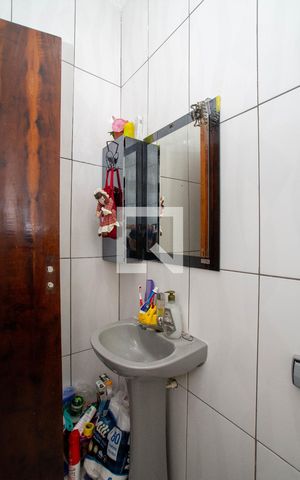 Casa à venda com 199m², 5 quartos e 3 vagas Casa à venda com 199m², 5 quartos e 3 vagasBanheiro da Suíte 1