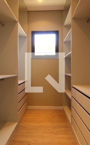 Casa de condomínio à venda com 494m², 4 quartos e 6 vagasCloset Quarto 4