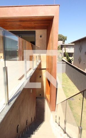 Casa de condomínio à venda com 494m², 4 quartos e 6 vagasEscada mirante