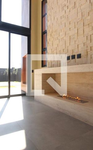 Casa de condomínio à venda com 494m², 4 quartos e 6 vagasSala-lareira