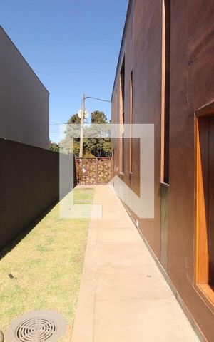 Casa de condomínio à venda com 494m², 4 quartos e 6 vagasLateral da casa