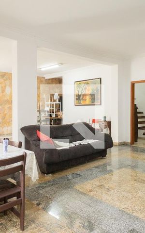 Casa à venda com 429m², 4 quartos e 6 vagas Casa à venda com 429m², 4 quartos e 6 vagasGaragem