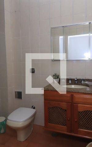 Casa de condomínio à venda com 194m², 5 quartos e 3 vagasBanheiro