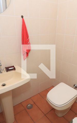 Casa de condomínio à venda com 194m², 5 quartos e 3 vagasLavabo