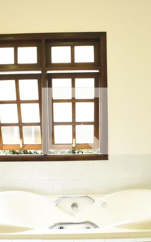 Casa de condomínio para alugar com 285m², 6 quartos e 4 vagasBanheiro da Suíte 2