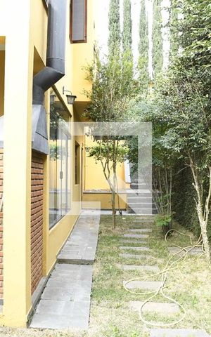 Casa de condomínio para alugar com 285m², 6 quartos e 4 vagasQuintal