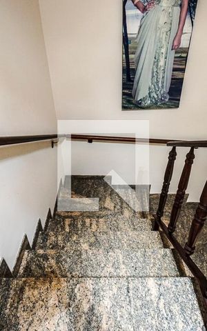 Casa para alugar com 226m², 3 quartos e 2 vagas Casa para alugar com 226m², 3 quartos e 2 vagasEscada