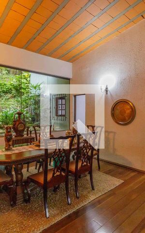 Casa de condomínio à venda com 550m², 4 quartos e 2 vagas Casa de condomínio à venda com 550m², 4 quartos e 2 vagasSala