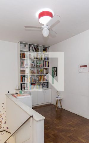 Casa à venda com 180m², 5 quartos e 5 vagas Casa à venda com 180m², 5 quartos e 5 vagasCasa frente - Sala do 2º andar
