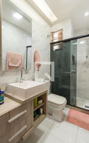 Casa à venda com 180m², 5 quartos e 5 vagas Casa à venda com 180m², 5 quartos e 5 vagasCasa fundos - Banheiro
