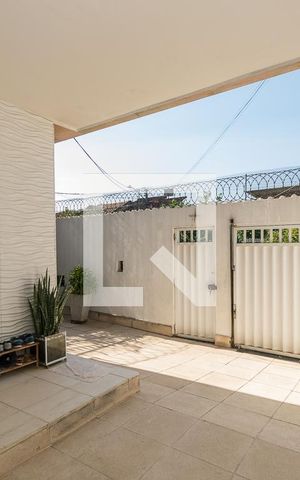 Casa à venda com 180m², 5 quartos e 5 vagas Casa à venda com 180m², 5 quartos e 5 vagasVaranda da Frente