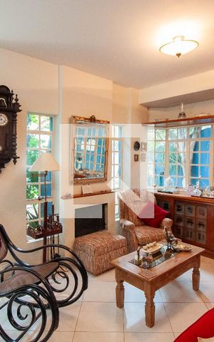 Casa à venda com 187m², 4 quartos e 2 vagas Casa à venda com 187m², 4 quartos e 2 vagasSala